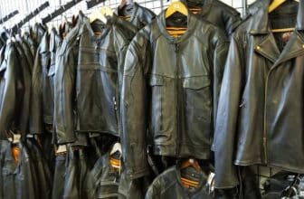 Lederjacken in einem Laden